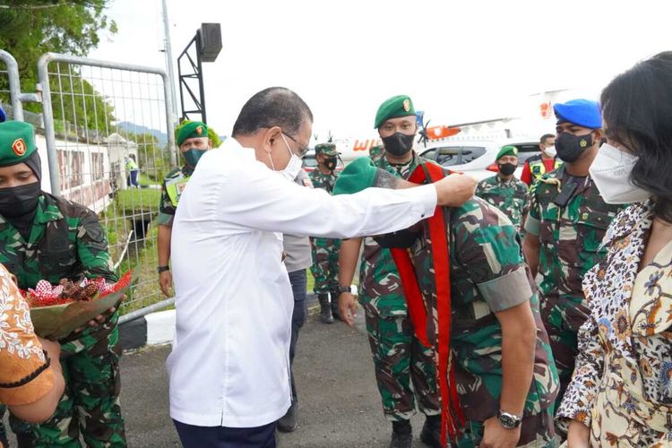 Wali Kota Ambon Richard Louhenapessy mengalungkan kain khas Taninmbar saat menyambut kedatangan Pangdam XVI Pattimura Mayjen TNI Richard T.H. Tampubolon di Bandara Internasional Pattimura Ambon, Selasa (4/1/2022)