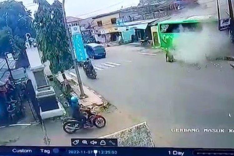 Rekaman CCTV memperlihatkan detik-detik bus PO Warga Baru menghantam dua warung dan satu kantor jasa ekspedisi di Jalan Veteran, Kabupaten Purwakarta, Jawa Barat, Senin (7/11/2022).