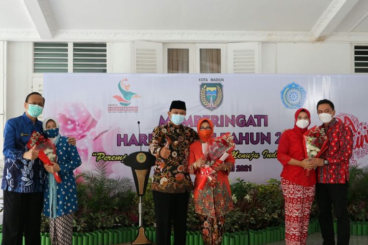 Wali Kota Madiun Maidi dalam peringatan Hari Kartini di Rumah Dinas Wali Kota Madiun, Jalan Pahlawan, Rabu (21/4/2021).