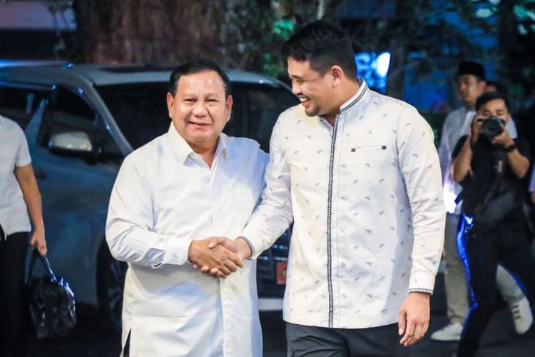 Menteri Pertahanan Prabowo Subianto disambut Wali Kota Medan Bobby Nasution dengan menyalami tangannya di Medan, Sumut, Kamis (26/1/2023). 