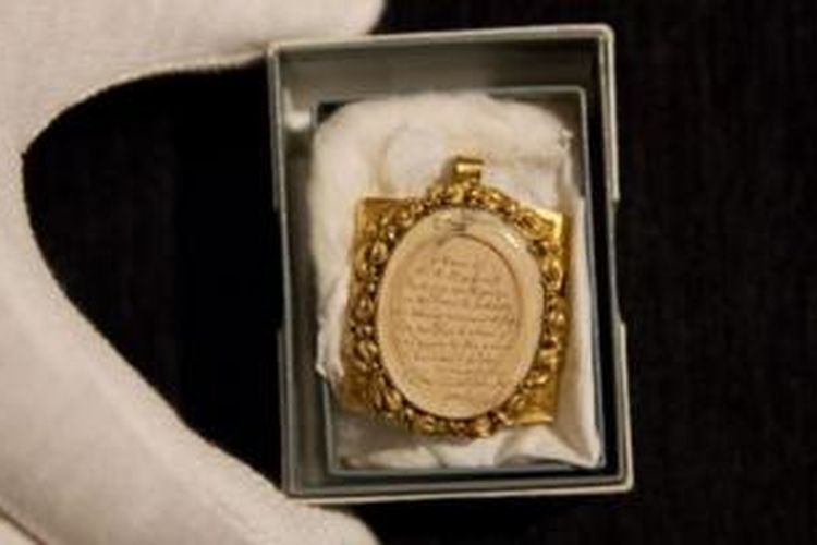 Rambut Wolfgang Amadeus Mozart, yang disimpan di liontin emas dari abad ke-19 akan dilelang oleh rumah lelang Sotheby, London.