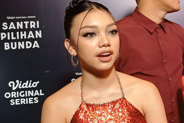 Aktris Naura Ayu ketika ditemui di acara konferensi pers Vidio, di Hotel Kempinski Indonesia, Jakarta Pusat, Kamis (29/2/2024).