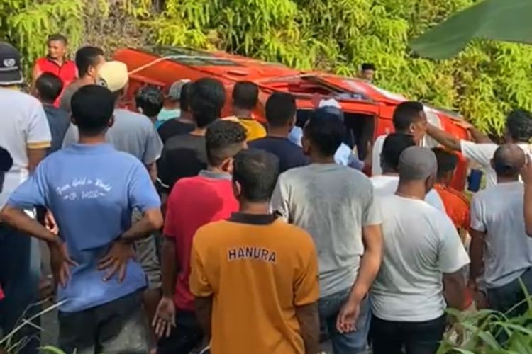 Sebuah mobil angkutan umum terguling di sebuah jalan tanjakan di Desa Asilulu, Kecamatan Leihitu, Kabulaten Maluku Tengah, Sabtu petang (27)4/2024). Akibat kejadian itu seorang penumpang tewas dan sejumlah penumpang terluka