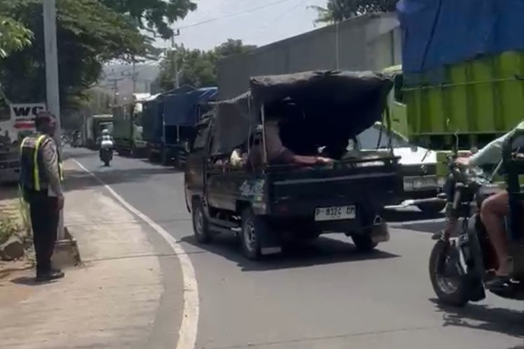 Macet Menuju Pelabuhan Ketapang, Kendaraan Kecil Nekat Terobos Antrean