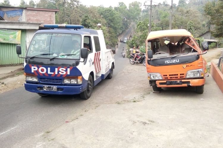 Kondisi kendaraan yang mengalami kecelakaan tunggal di jalan raya Dusun Ganten, Desa Wonomerto, Kecamatan Wonosalam, Kabupaten Jombang, Jawa Timur, Sabtu (28/9/2019).