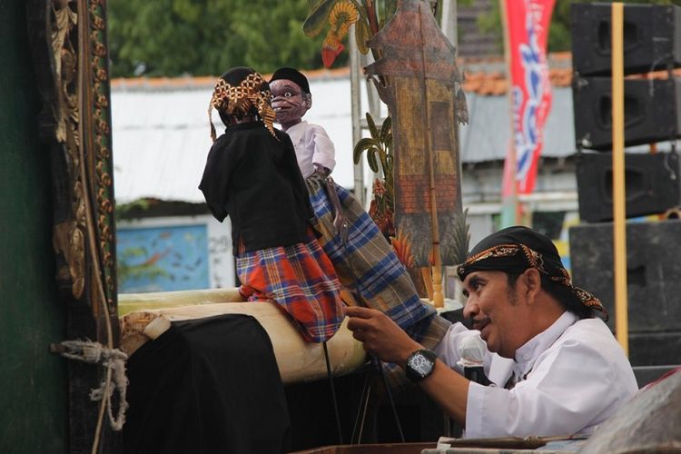 Aksi dalang Ki Enthus Susmono saat memainkan wayang golek di SMA 2 Brebes, Jawa Tengah.