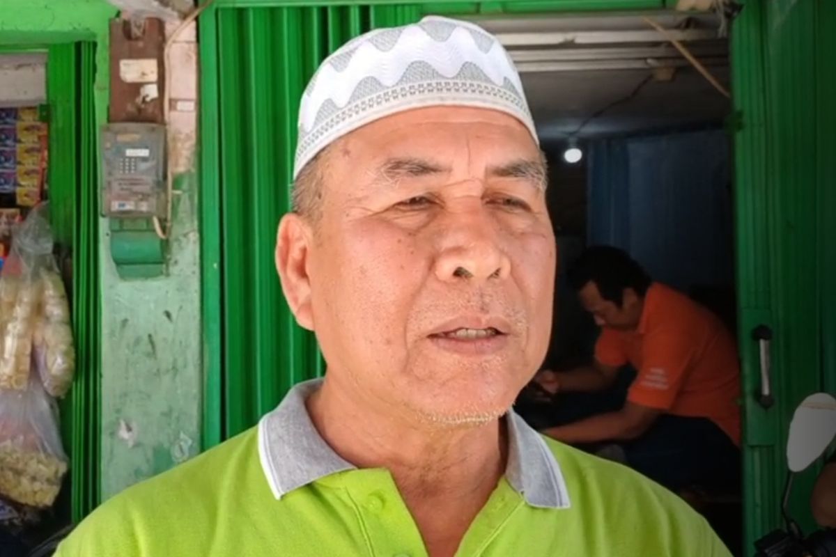 Salah seorang warga bernama Haji Sugandi saat diwawancarai wartawan perihal peristiwa penemuan jasad ayah dan anak di bilangan Koja, Jakarta Utara, Minggu (29/10/2023).
