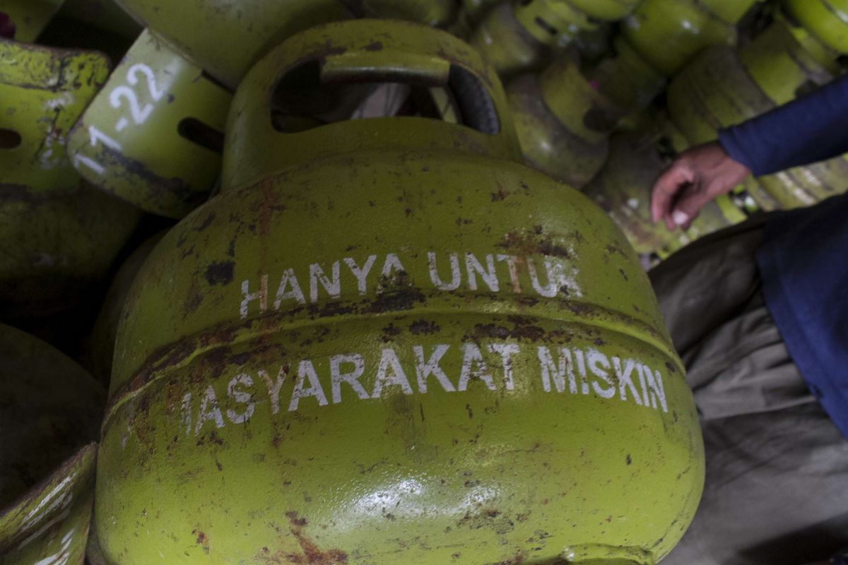 Petugas menata Tabung gas LPG berukuran 3 kg di agen gas Pancoran Mas, Depok, Jawa Barat, Kamis (23/1/2020). 