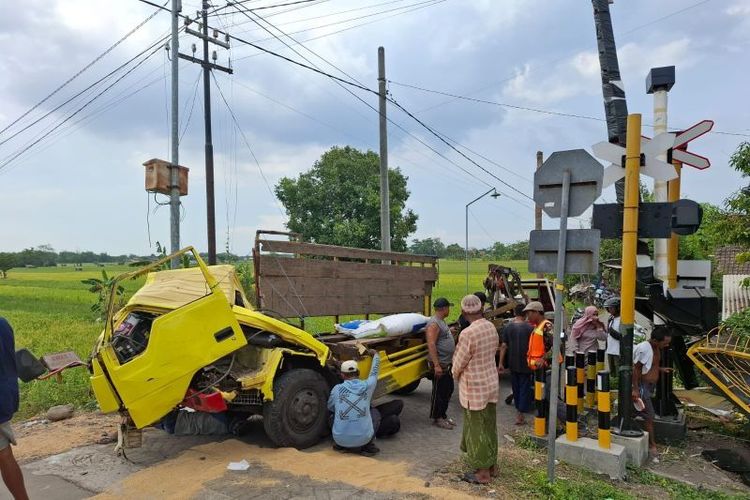 Warga mengamati kondisi truk yang tertabrak KA Pandalungan di pelintasan KA di Desa Bayeman, Kecamatan Tongas, Kabupaten Probolinggo, Jawa Timur, Selasa (1/10/2024). Tidak ada korban jiwa dalam peristiwa ini. 
