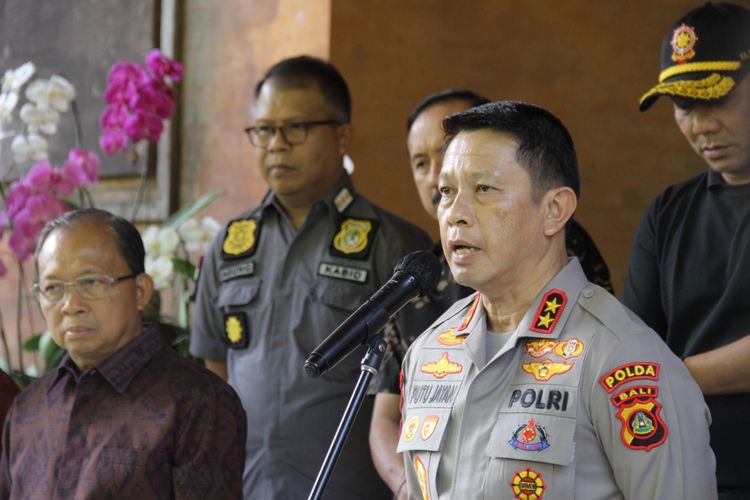 Kepala Kepolisian Daerah Bal Irjen Putu Jayan Danu Putra, saat mendampingi Gubernur Bali I Wayan Koster dalam konferensi pers di Rumah Jabatan Gubernur Jayasabha, Denpasar, Bali, Minggu (28/5/2023). /Dok. Humas Kanwil Kemenkumham Bali