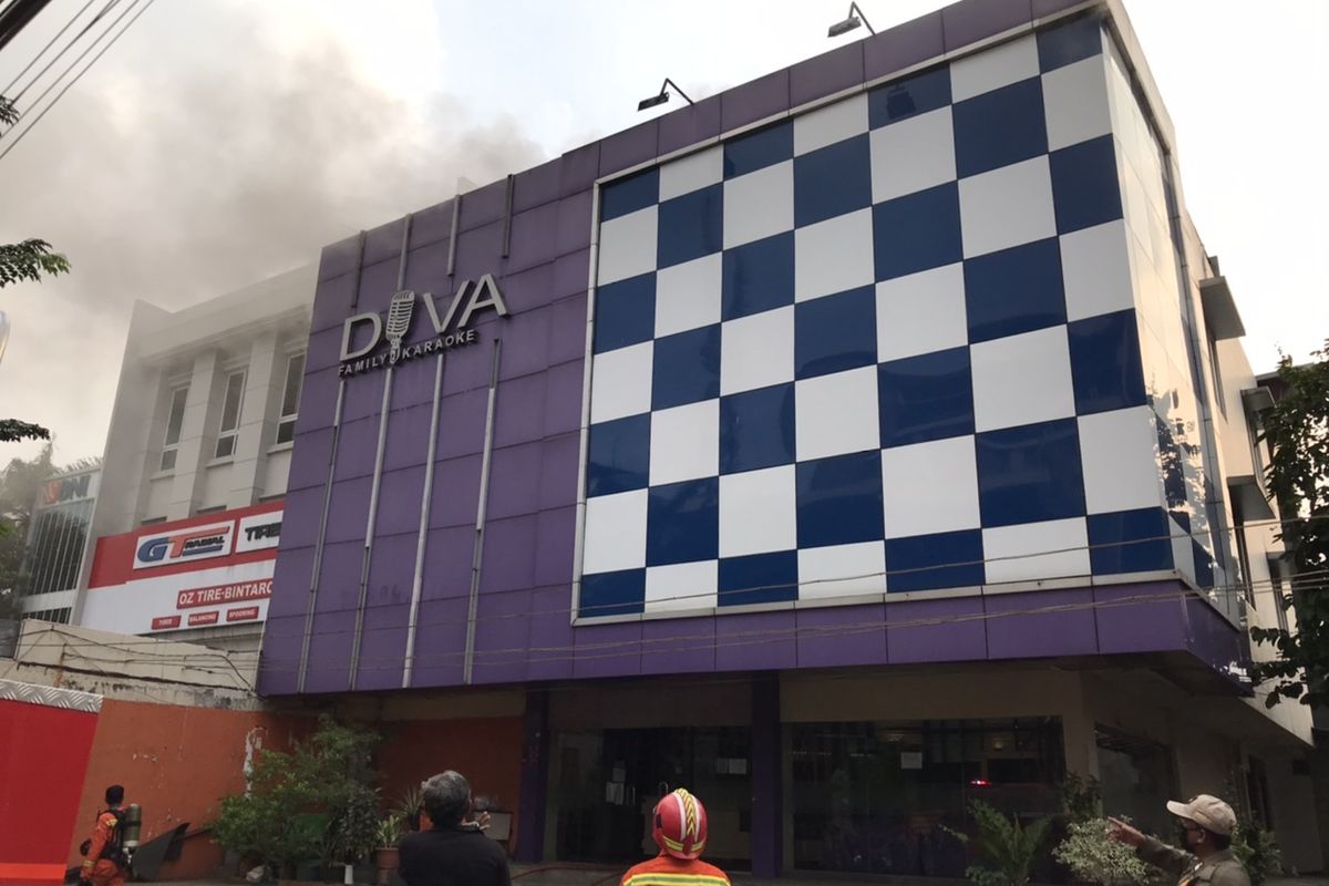 Asap hitam mengepul dari atap gedung tempat karaoke Diva Family Karaoke di Jalan RC Veteran Raya, Pesanggrahan, Jakarta, Sabtu (25/7) pukul 17.04 WIB.