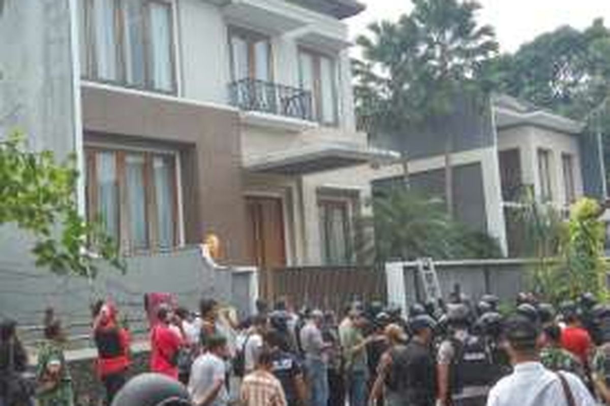 Rumah mewah milik Asep Sulaiman di Jalan Bukit Hijau IX nomor 17, Pondok Indah, Kebayoran Lama, Jakarta Selatan disatroni perampok pada Sabtu (3/9/2016) pagi hingga siang hari. Polisi berhasil meringkus dua orang pelaku dan empat orang penghuni rumah.