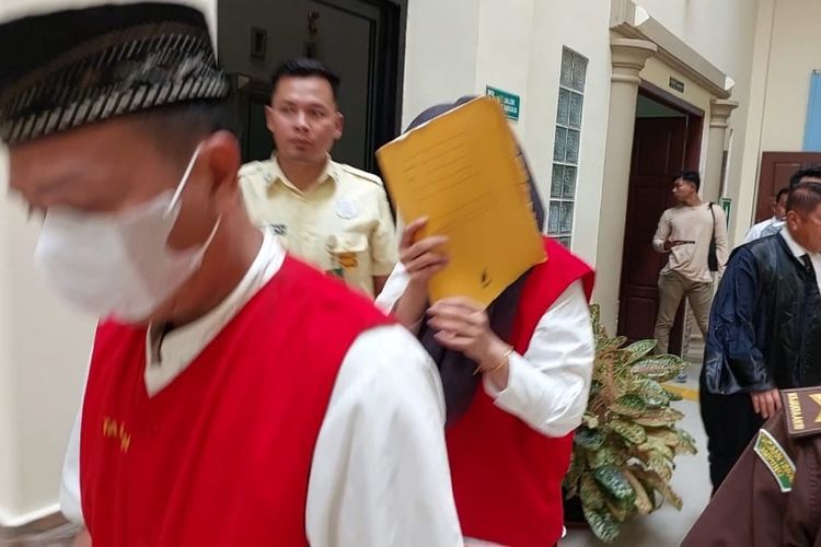 Terdakwa Adelia Putri Salma (ditutupi map kuning), saat menghindari sorotan kamera wartawan usai sidang di PN Tanjung Karang, Senin (6/5/2024).