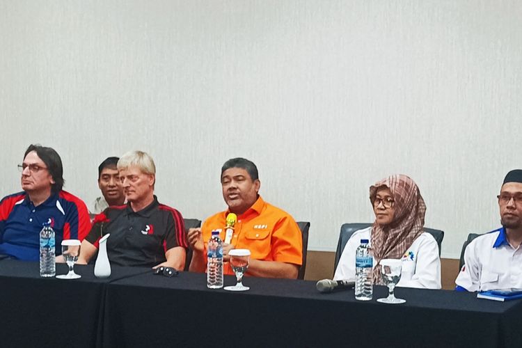 Presiden Konfederasi Serikat Pekerja Indonesia (KSPI) Said Iqbal (tengah) saat dalam konferensi pers di Jakarta, Rabu (24/9/2025).  