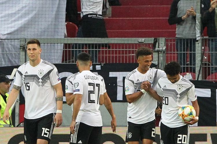 Serge Gnabry merayakan gol bersama rekan-rekannya pada pertandingan Jerman vs Estonia dalam lanjutan kualifikasi Euro 2020 di Mainz, 11 Juni 2019. 