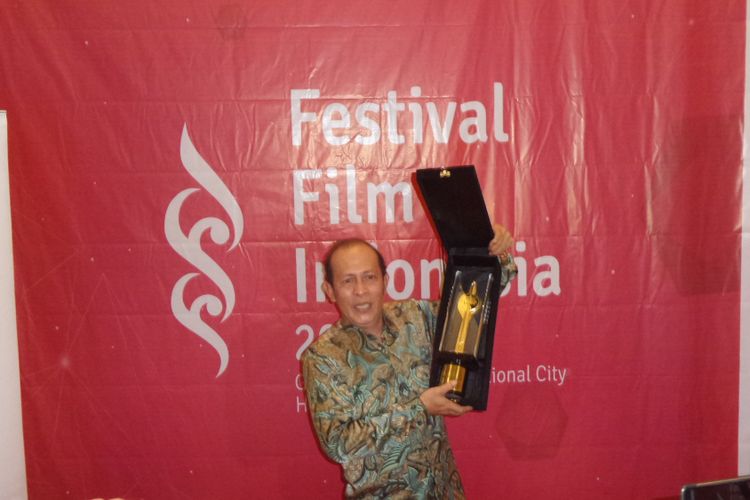 Aktor Yayu Unru mendapatkan penghargaan untuk kategori Pemeran Pendukung Pria Terbaik untuk film Posesif pada Festival Film Indonesia (FFI) 2017, di Grand Kawanua International City, Manado, Sulawesi Utara, Sabtu (11/11/2017) malam.