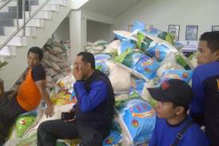 Bantuan logistik untuk korban banjir terus berdatangan di Posko utama kantor Pemkot Bima. Bantuan tanggap darurat itu diantaranya, beras, mie instan, makanan ringan, pakaian dan bantuan lainya.