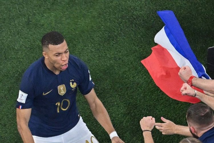 Penyerang timnas Perancis, Kylian Mbappe, melakukan selebrasi usai mencetak gol ke gawang Demark pada laga Grup D Piala Dunia 2022 di Stadion 974, Doha, Sabtu (26/11/2022). Bersama Enner Valencia dari Ekuador, Mbappe saat ini memimpin daftar top skor Piala Dunia 2022 dengan koleksi tiga gol. Terkini, Mbappe kabarnya bakal diistirahatkan pada laga matchday 3 Grup D Piala Dunia 2022 Tunisia vs Perancis, yang akan digelar di Education City Stadium, Rabu (30/11/2022) malam WIB. (Photo by Antonin THUILLIER / AFP)