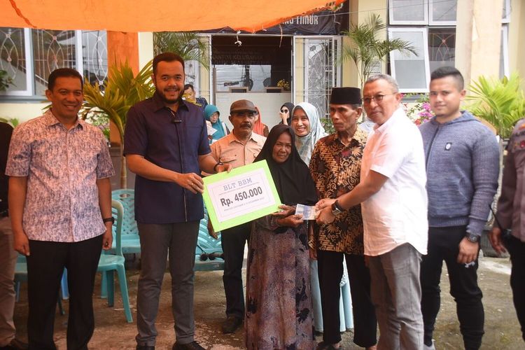 Wali Kota Padang Panjang, Fadly Amran menyerahkan BLT BBM bagi warga, Sabtu (12/11/2022) di Padang Panjang, Sumbar.