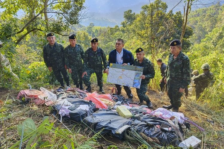 Foto selebaran ini diambil dan dirilis pada 17 Desember 2023 oleh Satuan Tugas Pha Muang Angkatan Darat Kerajaan Thailand yang menunjukkan anggota Satuan Tugas Pha Muang dan personel keamanan Thailand dengan tas sitaan tablet amfetamin, menyusul bentrokan dengan tersangka pengedar narkoba di Provinsi Chiang Rai, Distrik Mae Fah Luang di Thailand utara.