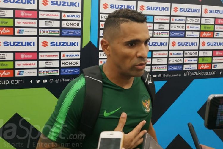 Penyerang timnas Indonesia, Alberto Goncalves, menjawab pertanyaan wartawan di mixed zone Stadion Utama Gelora Bung Karno, Senin (12/11/2018).