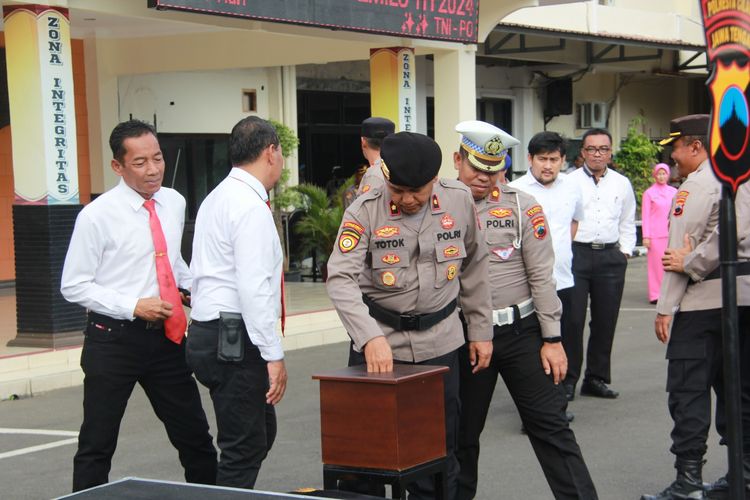 Polisi menggalang donasi usai apel pagi di Mapolresta Cilacap, Jawa Tengah, Jumat (29/9/2023).