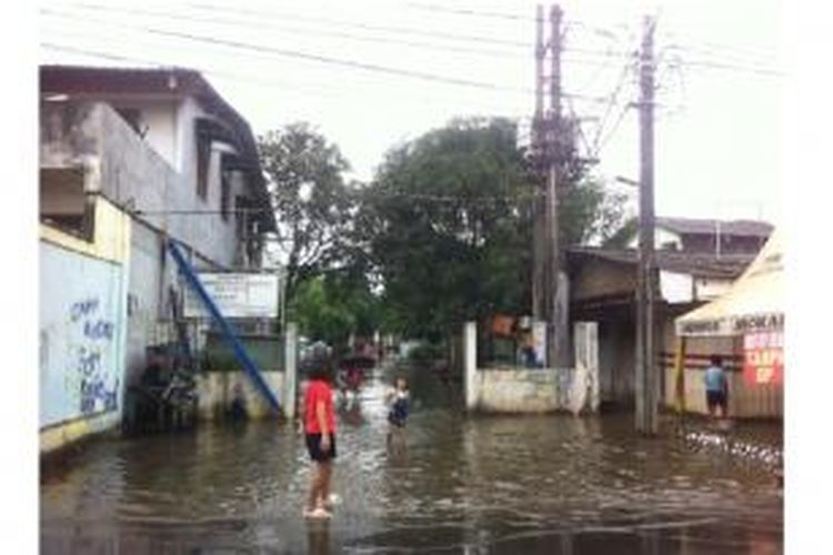 Salah satu perumahan di wilayah Kembangan masih terendam banjir. Hal tersebut mengganggu aktivitas warga sehari-hari. Foto diambil pada Rabu (11/02/2015).