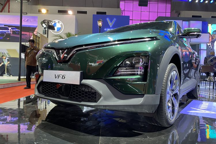 Mobil listrik VinFast VF6 mejeng di IIMS 2024