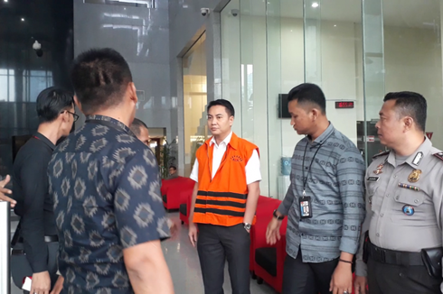 Keluar dari Gedung KPK, Anggota DPR Fayakhun Andriadi Kenakan Rompi Oranye