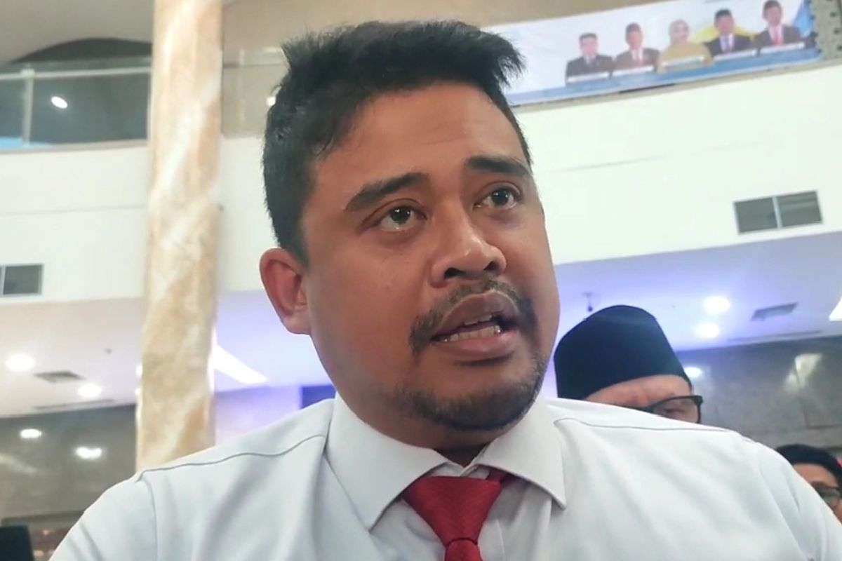 Gubernur Sumut, Bobby Nasution saat diwawancarai wartawan di DPRD Sumut, Selasa (15/4/2025)