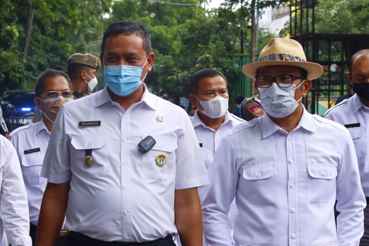 Gubernur Jawa Barat, Ridwan Kamil (kanan) dan Plt Wali Kota Bekasi, Tri Ardhianto saat meninjau hutan kota Bekasi, di Jalan Ahmad Yani, Kayuringin Jaya, Kota Bekasi, Selasa (11/1/2022) 