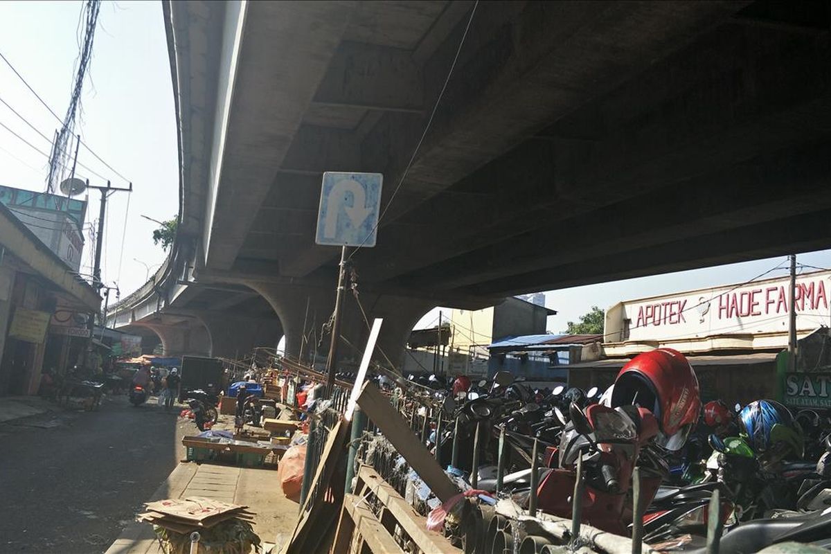 Lahan parkir di fly over Jalan Arief Rachman Hakim, Depok, Kamis (18/7/2019).