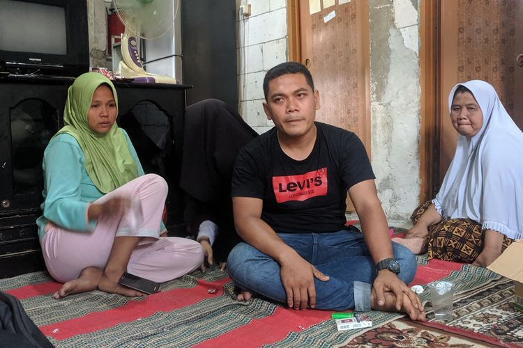 Wahyu dan Widia, orang tua dari LSZ (3) yang meninggal karena diduga keracunan nasi goreng PM-TAS yang diberikan di SD 19 Tugu Utara