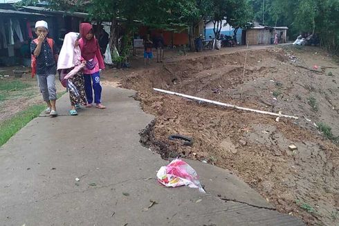 Akses Jalan Dua Desa Nyaris Putus akibat Tergerus Aliran Banjir Sungai Cibeet Karawang