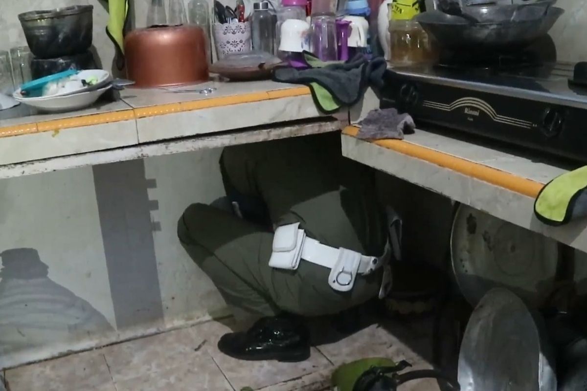 Petugas sedang mengambil barang bukti miras di bungker penyimpanan miras milik oknum ASN di Kebumen Jawa Tengah. 