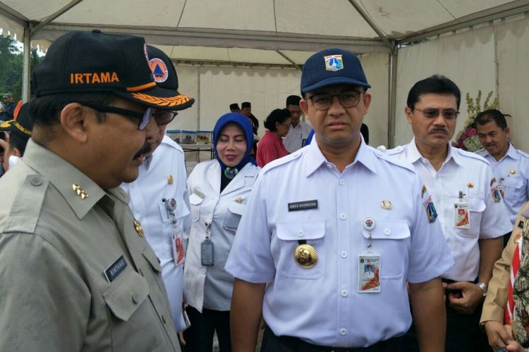 Gubernur DKI Jakarta Anies Baswedan sebelum mengikuti apel siaga bencana di Lapangan Silang Monas Selatan, Sabtu (18/11/2017). 