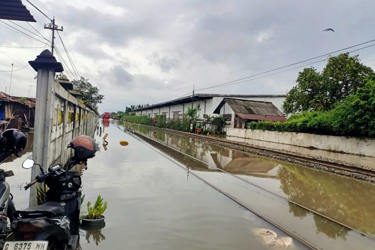 Genangan banjir yang merendam jalur rel kereta wilayah Daop 4 Semarang, pada Minggu (18/1/2026).