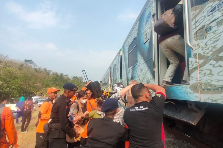 Suasana evakuasi penumpang Kereta Argo Semeru yang anjlok dari relnya di kawasan Pedukuhan Kalimenur, Kalurahan Sukoreno, Kapanewon Sentolo, Kabupaten Kulon Progo Daerah Istimewa Yogyakarta, Selasa (17/10/2023).
