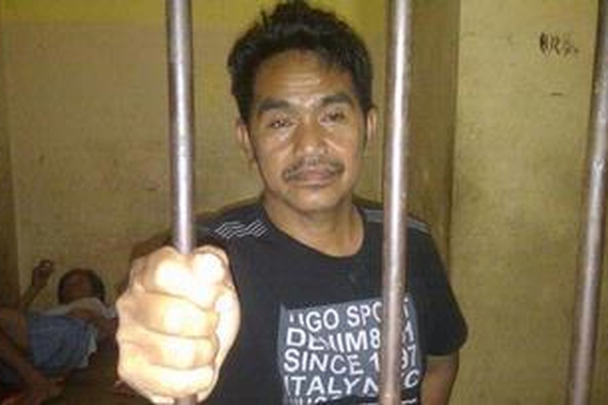 Malik Daeng Gassing, dukun pengganda uang, berada di dalam sel Polres Kolaka.