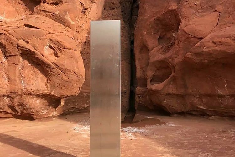 Foto 18 November 2020 ini yang disediakan oleh Departemen Keamanan Publik Utah menunjukkan monolit logam yang dipasang di tanah di daerah terpencil batu merah di Utah. 