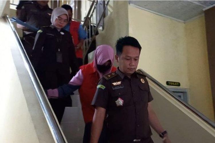 Kedua tersangka korupsi pengadaan Al Quran pada dana kesra tahun 2015, kedua tersangka digiring untuk dilakukan penahanan, Kamis (17/11/2022). 


Artikel ini telah tayang di Tribunbengkulu.com dengan judul BRE