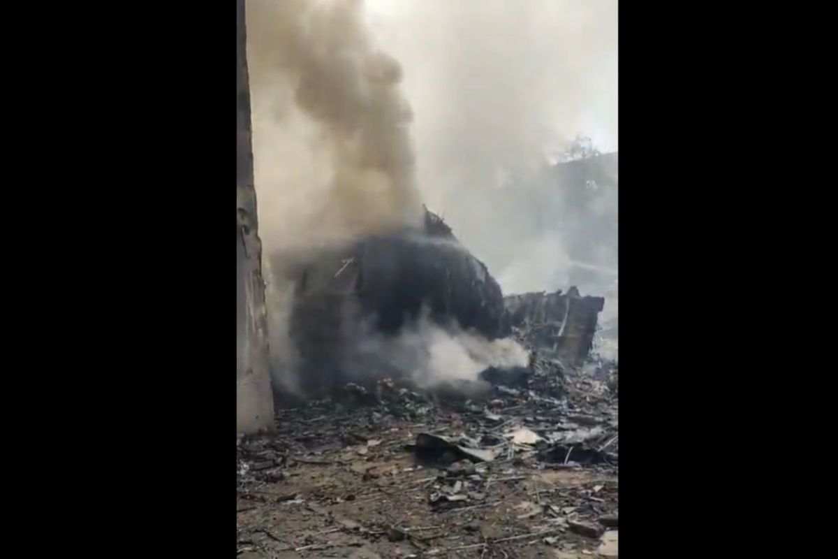 Tangkapan layar video pesawat Air India jatuh di Ahmedabad, India Barat, Kamis (12/6/2025).