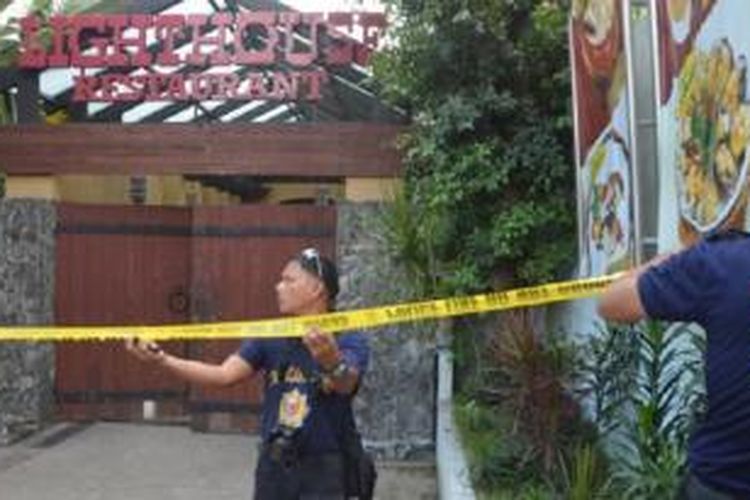 Polisi Filipina mengamankan lokasi terjadinya penembakan yang menewaskan dua diplomat China, di restoran 'Lighthouse' di Cebu City, Filipina hari Rabu (21/10).