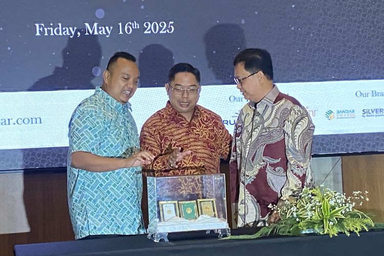 Fahri Reza, Heru Wijayadi, dan Ade Permana pada acara Product Launch Noor Dinar di Gedung Subono Perum Peruri, Jakarta Selatan, Jumat (16/5/2025).