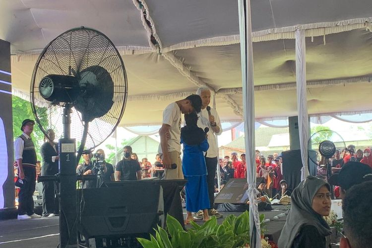 Calon presiden nomor urut 3, Ganjar Pranowo berbincang dengan warga Wonogiri saat menghadiri acara bertajuk Launching Program SMK Gratis Langsung Kerja untuk Keluarga Miskin di Lapangan Pule, Selogiri, Wonogiri, Jumat (29/12/2023).