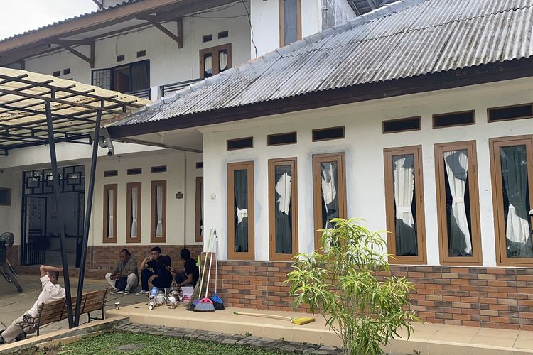Nampak depan rumah yang dirusak warga di di Kampung Tangkil Rt4 Rw1, Desa Tangkil, Kecamatan Cidahu Kabupaten Sukabumi pada Jumat (27/6/2025) lalu