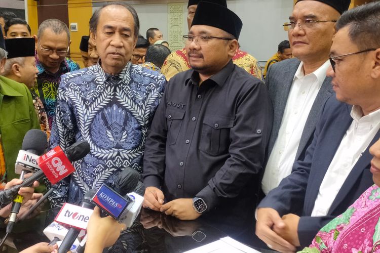 Konferensi pers penetapan biaya haji 2023 antara Komisi VIII DPR dan Menteri Agama Yaqut Cholil Qoumas di Gedung DPR, Jakarta, Rabu (15/2/2023) malam.