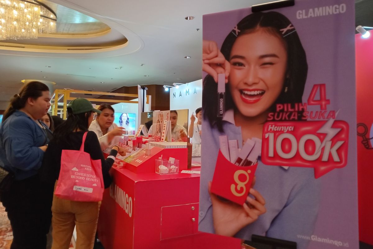Diskon atau promo yang ditawarkan salah satu merek lipstik lokal di BeautyFeast Asia di The Ritz-Carlton Pacific Place, Jakarta Pusat, Jumat (3/5/2024).