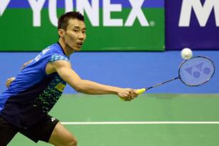 Pebulu tangkis Malaysia, Lee Chong Wei, mengembalikan kok dari pemain China, Tian Houwei, pada laga final Hong Kong Terbuka di Kowloon, Minggu (22/11/2015).