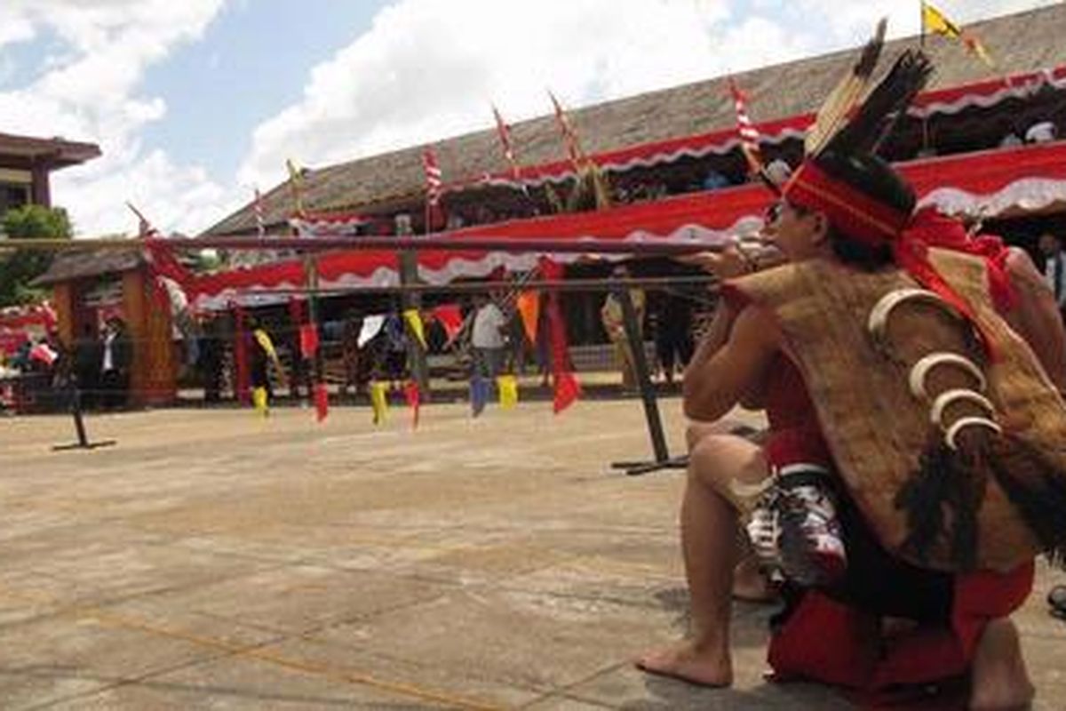 Di rumah Betang, berbagai jenis budaya biasa ditampilkan, seperti kompetisi sumpit ini.